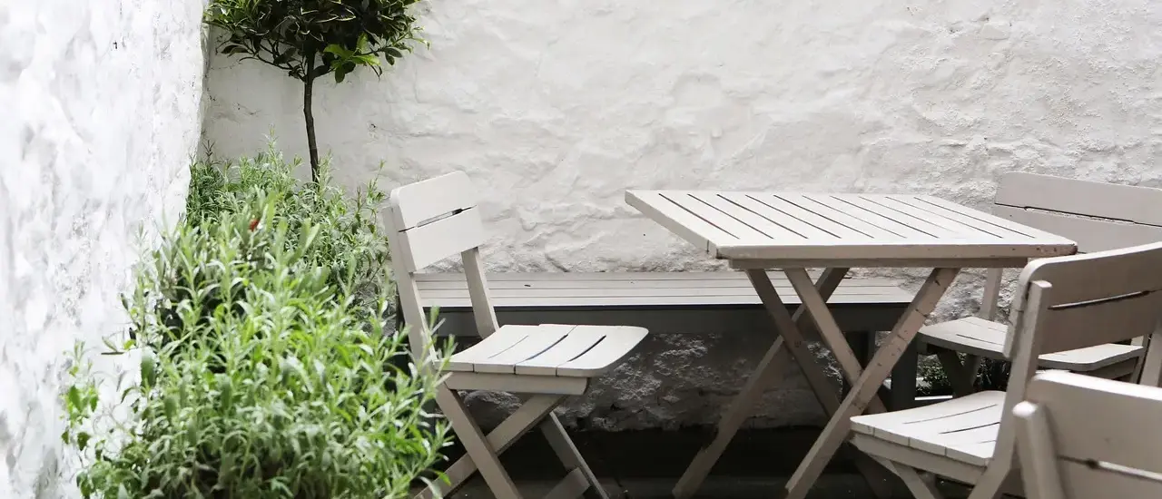 8 kompakte udtræksborde til terrassen