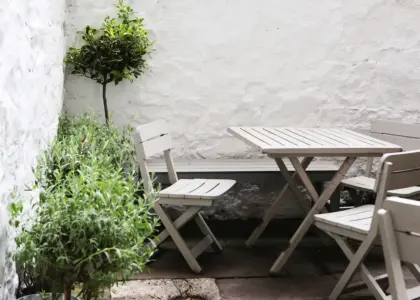 8 kompakte udtræksborde til terrassen