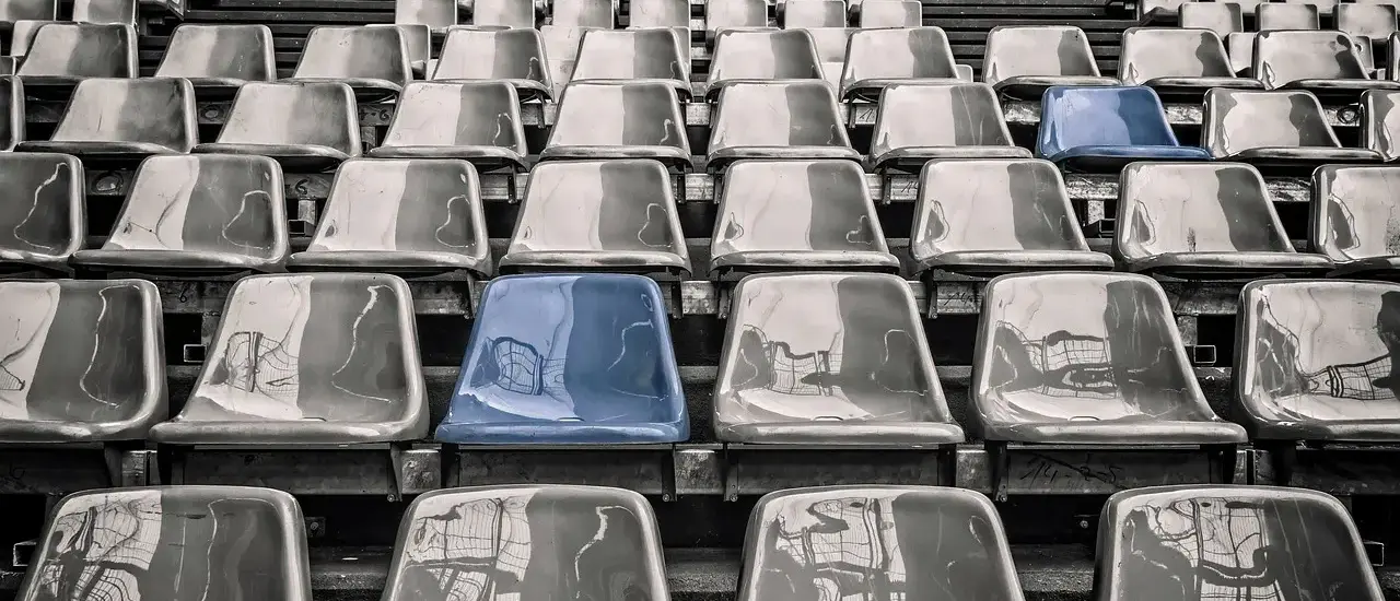 Hvad er den korrekte sædehøjde til udendørs spiseborde?