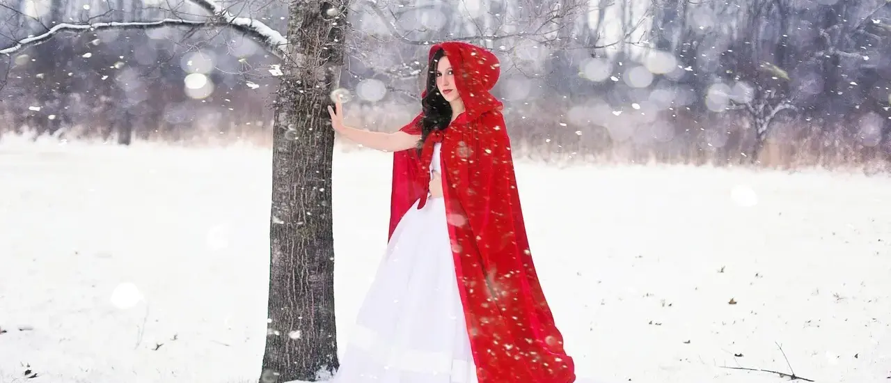 Hvor højt skal emhætten monteres over en induktionskogeplade?