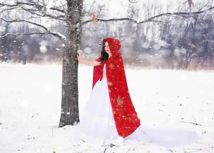 Hvor højt skal emhætten monteres over en induktionskogeplade?