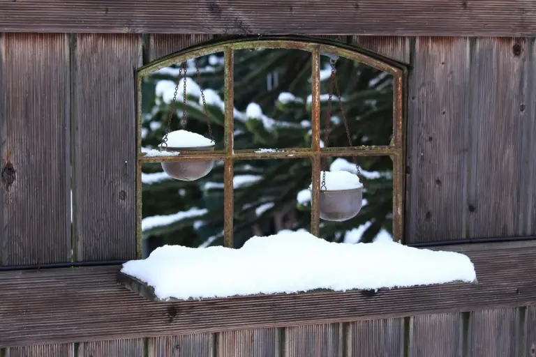 Hvordan sætter man hegn op? 7 nemme trin til et holdbart og pænt hegn