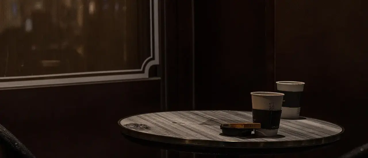 Kompakte bistrosæt til smalle altaner: mål og tips