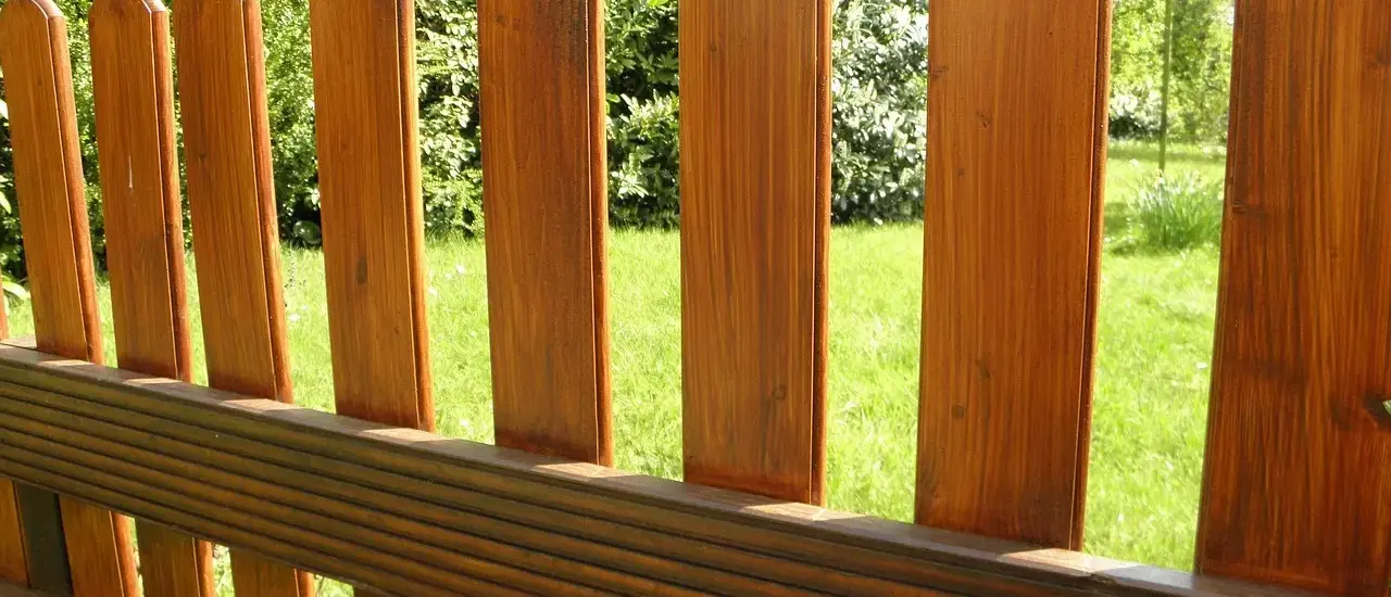 Sådan bygger du et vedligeholdelsesfrit hegn til haven