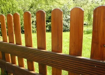 Sådan bygger du et vedligeholdelsesfrit hegn til haven