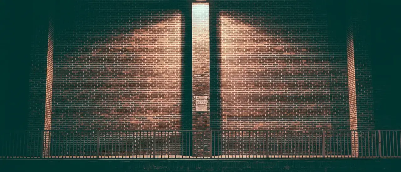 Sådan monterer man stålkanter mellem græs og bede