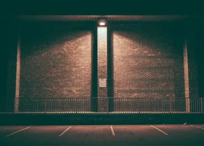 Sådan monterer man stålkanter mellem græs og bede